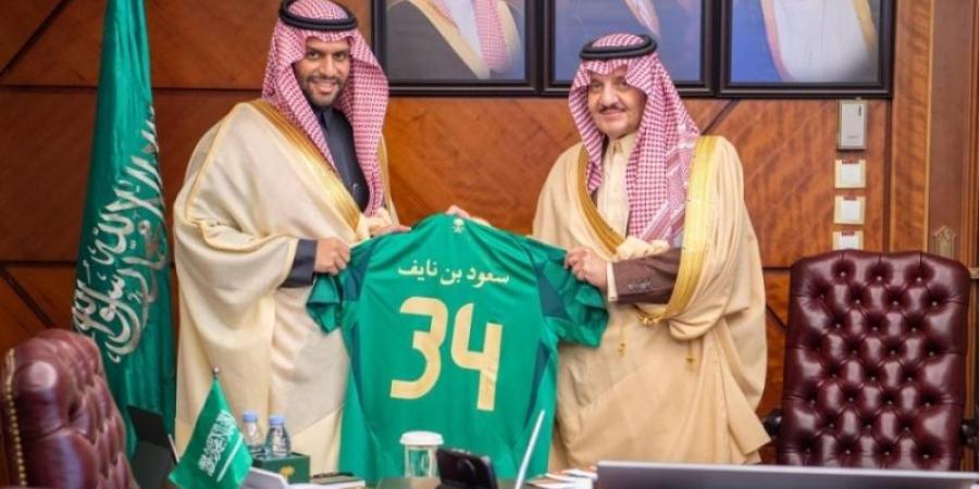 أمير الشرقية يستقبل أعضاء مشروع "توثيق تاريخ كرة القدم السعودية" - عرب فايف