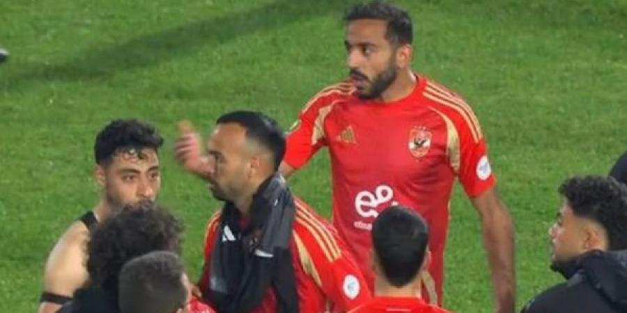 لاعبو الاهلي المصري يرفضون تحية جماهيرهم - عرب فايف