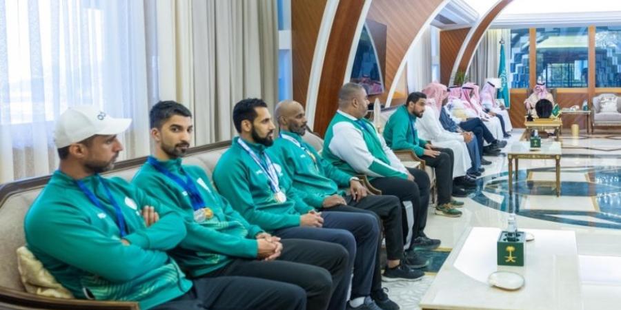 أمير الشرقية يستقبل ويكرّم لاعبي منتخب الأساتذة لألعاب القوى  - عرب فايف