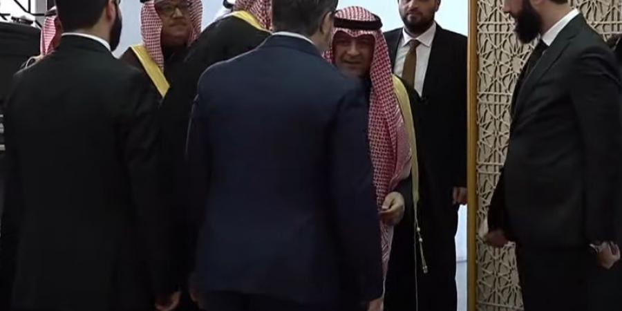 عاجل|أحمد الشرع يستقبل أمين عام مجلس التعاون الخليجي ووزير خارجية الكويت - عرب فايف