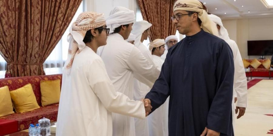 منصور بن زايد يعزّي حميد دلموك الظاهري بوفاة زوجته - عرب فايف