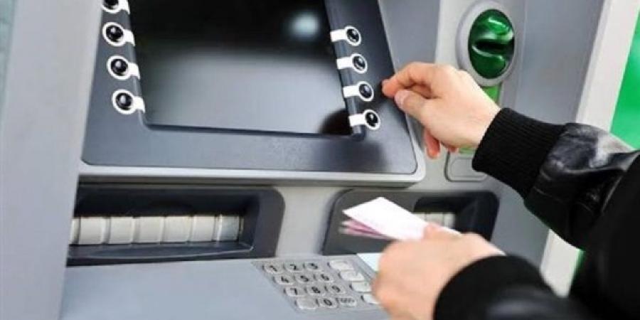 رسوم السحب والاستعلام من ماكينات الصراف الآلي "ATM" في 10 بنوك لعام 2025  - عرب فايف