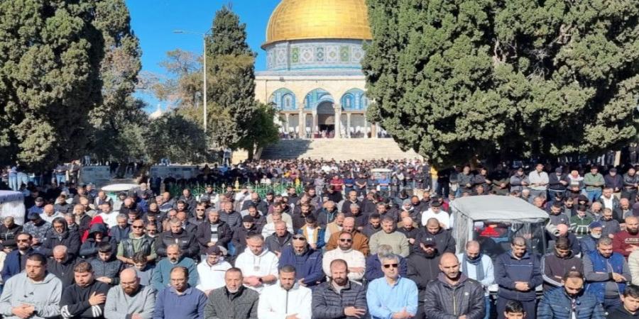 50 ألفا يؤدون صلاة الجمعة في المسجد الأقصى - عرب فايف