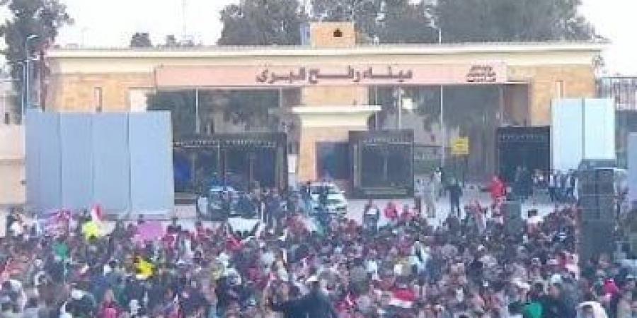 قيادية فلسطينية: نحيى جماهير الشعب المصرى الزاحفة لمعبر رفح رفضاً للتهجير - عرب فايف