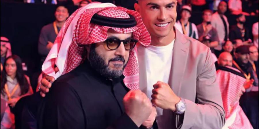 شاهد حلبة UFC بموسم الرياض تشتعل بسبب كريستيانو رونالدو وتركي آل الشيخ (ما القصة) - عرب فايف