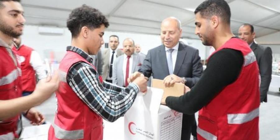 بحث سبل التعاون بين محافظ القاهرة وجمعية الهلال الاحمر  - عرب فايف