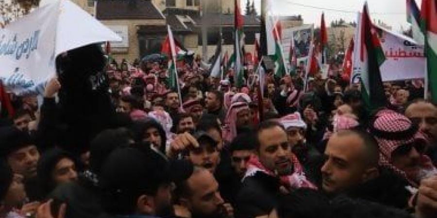 آلاف الأردنيون يتظاهرون رفضا لتهجير الفلسطينيين.. صور - عرب فايف