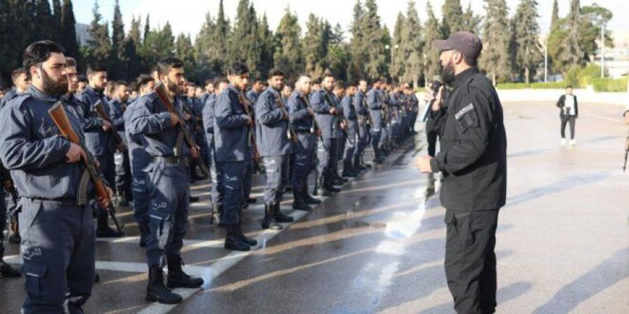 بحضور وزير الداخلية.. تخريج دورة تضم ألف عنصر من طلاب كلية الشرطة بدمشق - عرب فايف