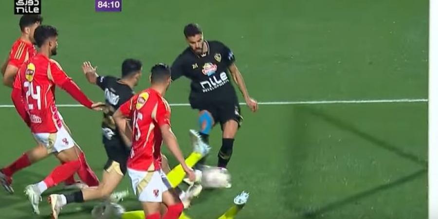 الدوري المصري الممتاز: محمود بنتايج يسجل هدف التعادل لنادي الزمالك في مرمى الأهلي في الدقيقة 83 - عرب فايف