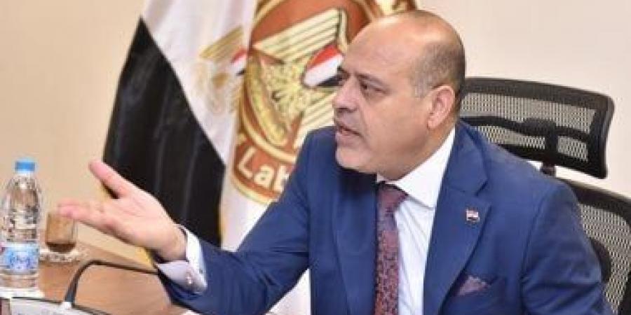 طلب من 2.5 كيلو ذهب.. إحالة موظف للنيابة بتهمة تلقي أموال من مواطن لتسهيل سفره للخارج - عرب فايف