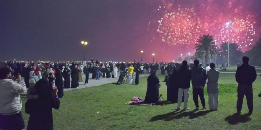 شاهد.. الألعاب النارية تضيء سماء الدمام احتفالًا بـ "يوم التأسيس" - عرب فايف