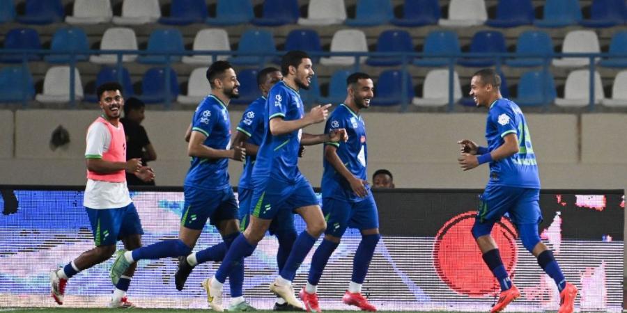 مشادة بين لاعب الفتح وحارس الأخدود عقب المباراة.. ماذا حدث؟ - عرب فايف