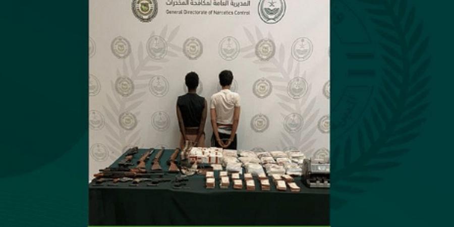 القبض على شخصين لترويجهما 71 كيلوجرامًا من الحشيش في عسير - عرب فايف