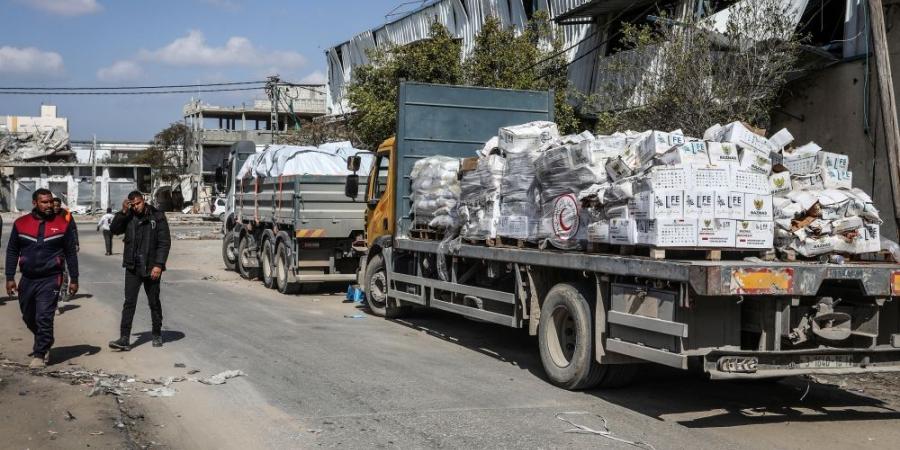 منها 4 للوقود.. 165 شاحنة مساعدات إنسانية وإغاثية تدخل غزة - عرب فايف