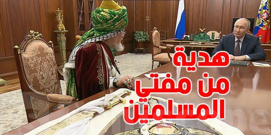 المفتي العام لمسلمي روسيا يقدم سيفا و درعا لبوتين - عرب فايف