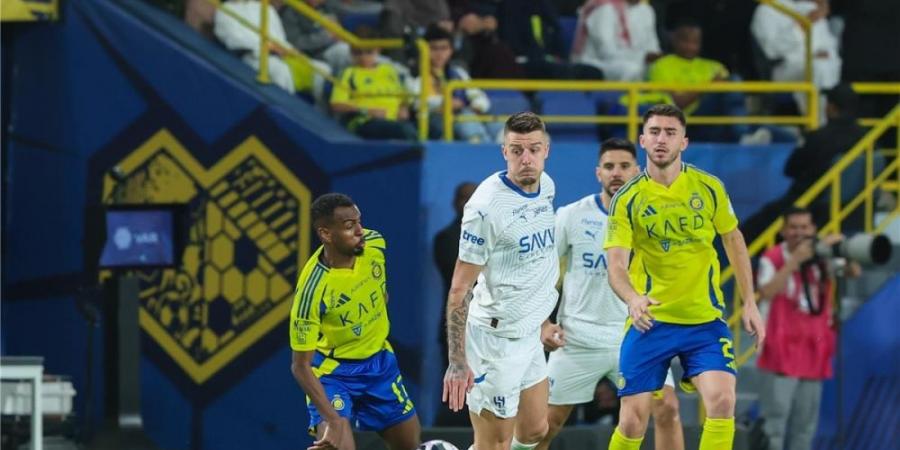 طاقم تحكيم أجنبي في مباراة الهلال والنصر في روشن - عرب فايف