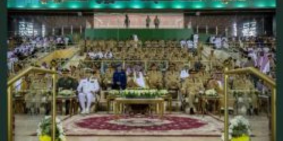 نائب وزير الدفاع يرعى تخريج الدفعة 83 من كلية الملك عبدالعزيز الحربية - عرب فايف