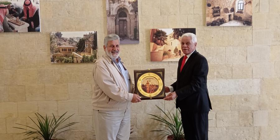 بلدية السلط الكبرى تكرم السيد باسم عيد قاقيش مالك أحد الابنيه التراثية في مدينة السلط - عرب فايف