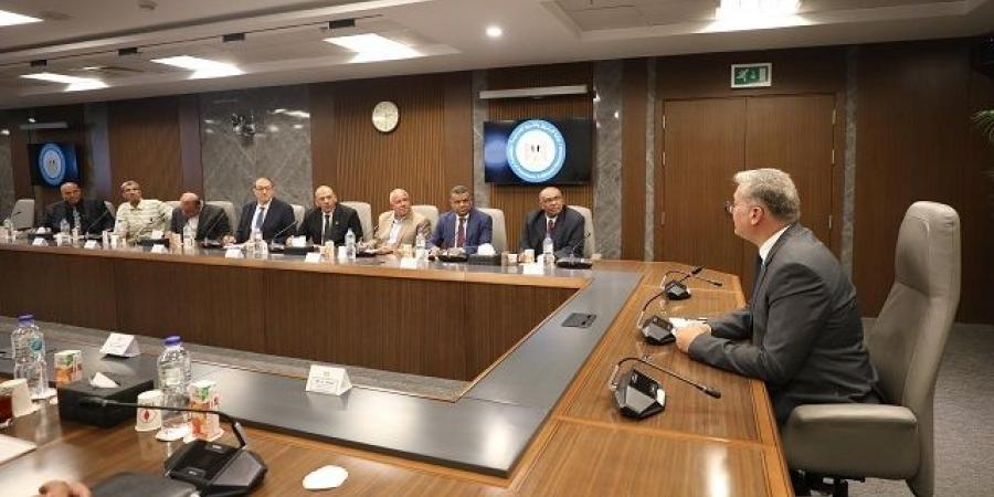 وزير البترول يبحث مع وفد النقابة العامة للمناجم تطوير قطاع التعدين - عرب فايف