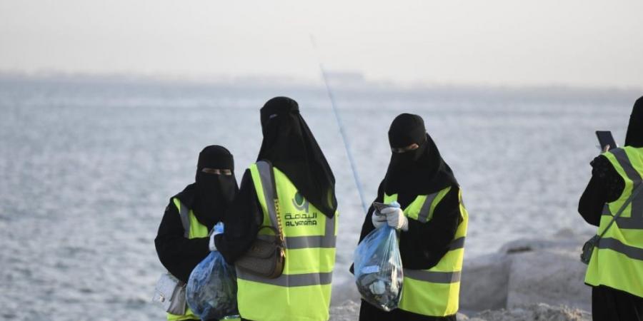 صور.. 100 متطوع و3 فرق لجمع النفايات خلال المشي في كورنيش دارين - عرب فايف