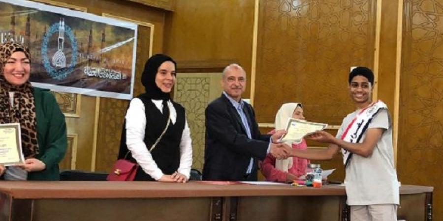 محافظ أسيوط يؤكد تقديمه لكافة سبل الدعم لتنظيم فعاليات رفع وعي الشباب - عرب فايف