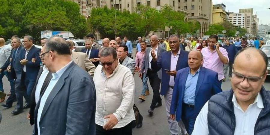 مسيرة دار التحرير الى نقابة الصحفيين للتسجيل في كشوف الجمعية العمومية - عرب فايف