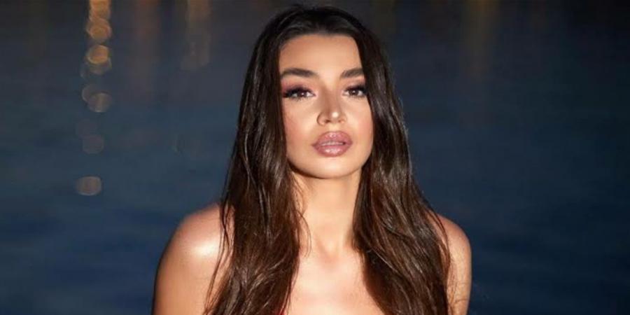 من أصل روسي.. هذه الراقصة الجميلة مُفاجأة تامر حسني في عمله الجديد (صور) - عرب فايف