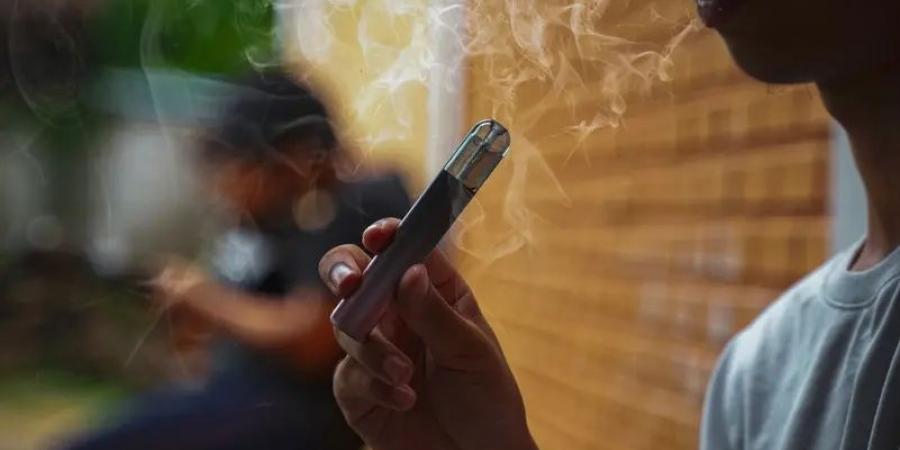 "رئة الفشار".. التدخين الالكتروني يُسبب مرضاً خطيراً لا علاج له - عرب فايف