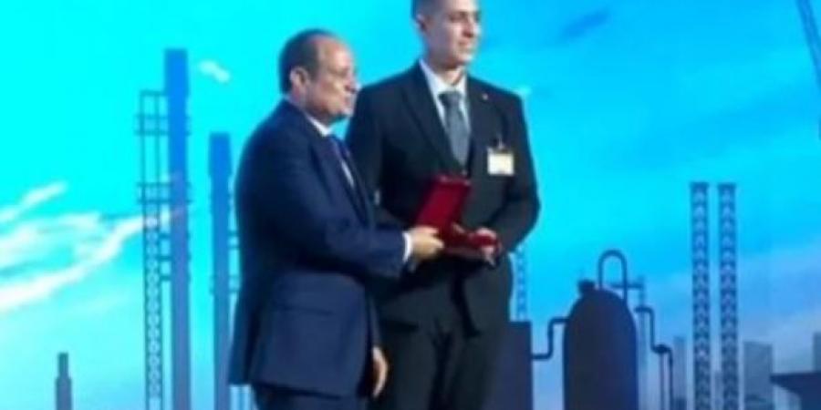  السيسي يكرم عددا من النماذج الناجحة في قطاعات العمل - عرب فايف