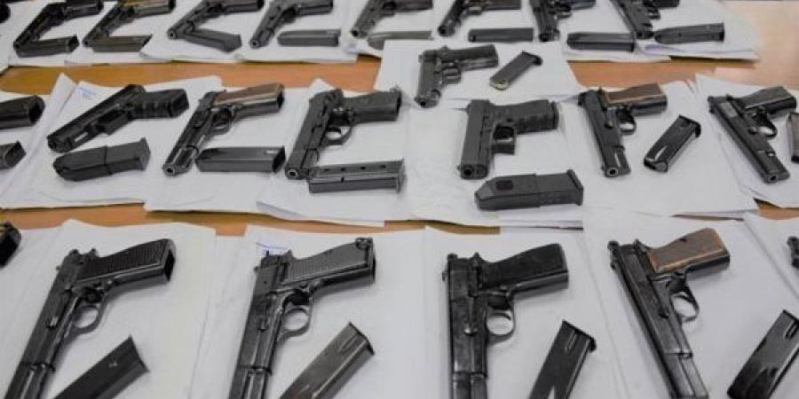 مضبوطات بـ 800 ألف جنيه.. ضربة أمنية ضد تجار الأسلحة النارية بمطروح - عرب فايف