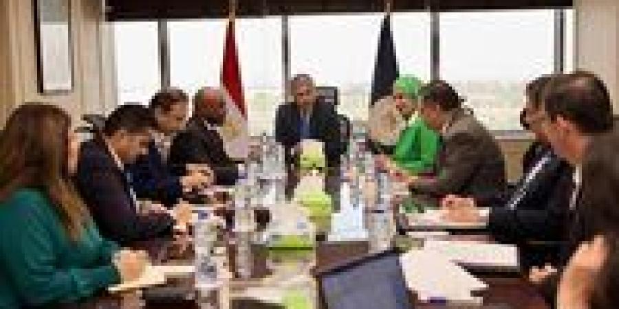 وزير السياحة يلتقي سكرتير عام منظمة الدول الثماني النامية للتعاون الاقتصاديD8 - عرب فايف