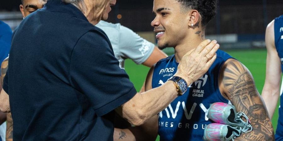 "رسالة وصورة مع الشلهوب".. كواليس وداع جيسوس للاعبي الهلال - عرب فايف