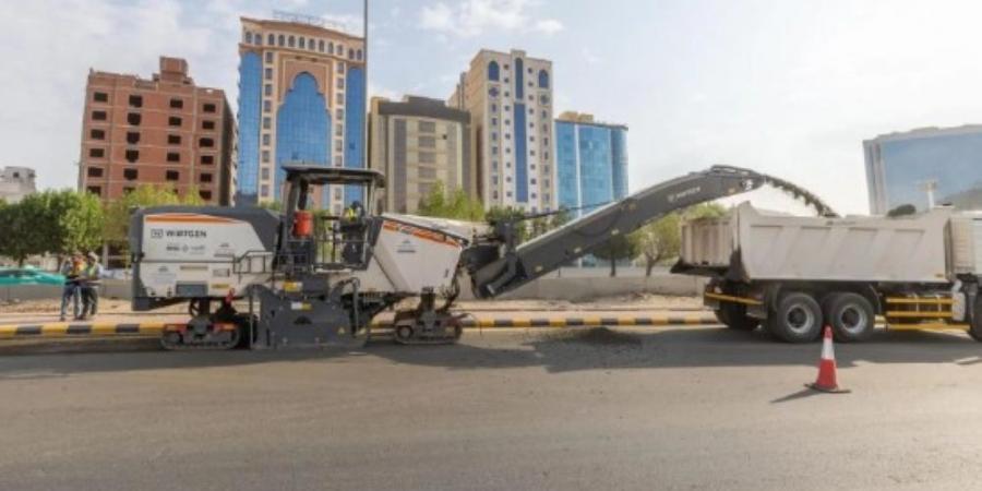 صور.. تنفيذ برنامج متكامل لصيانة وتأهيل الطرق استعدادًا للحج - عرب فايف