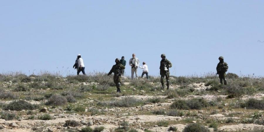 مستوطنون يحرقون أراضي زراعية في سهل برقة شمال غرب نابلس - عرب فايف