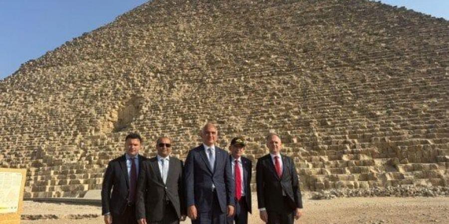وزير الثقافة والسياحة التركي يزور الأهرامات ويشيد بعظمة الآثار المصرية - عرب فايف