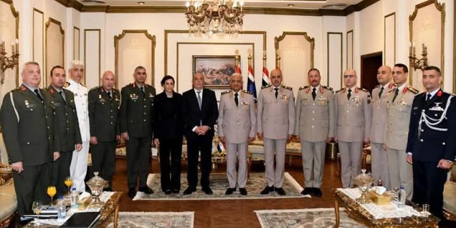 الفريق أول عبدالمجيد صقر يلتقى وزير الدفاع القبرصى  - عرب فايف