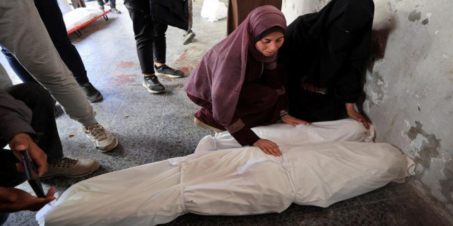 شهداء في قصف إسرائيلي على منازل وخيام نازحين وسط وجنوب غزة - عرب فايف