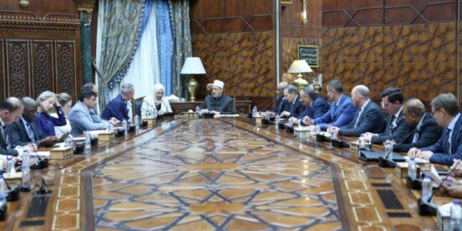 أحمد الطيب يستقبل وفد الكلية الملكية البريطانية ويؤكد: السلام والتفاهم رسالة الأزهر - عرب فايف
