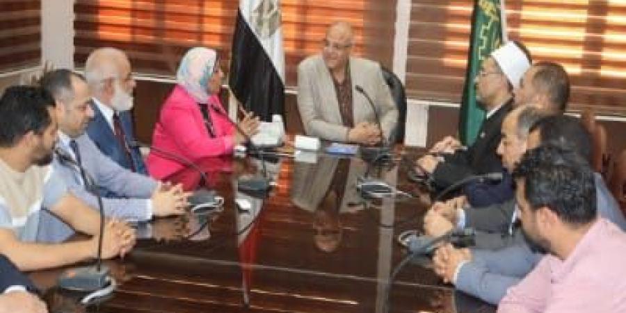 محافظ القليوبية يهنئ المشرفين الفائزين في بعثة حجاج الجمعيات الأه - عرب فايف