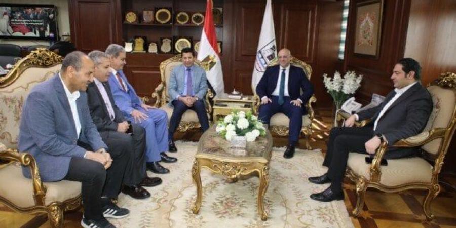 دعمًا للشباب.. وزير الرياضة ومحافظ بني سويف يدشنان منشآت جديدة ويستمعان لآرائهم - عرب فايف