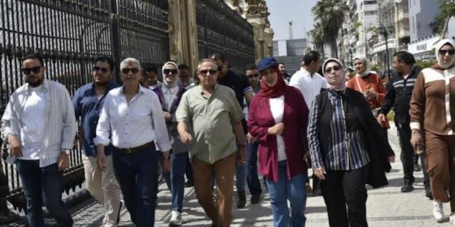 حبشى يتفقد تطوير الممشى وحديقة “الأمل” بحي شرق بورسعيد - عرب فايف