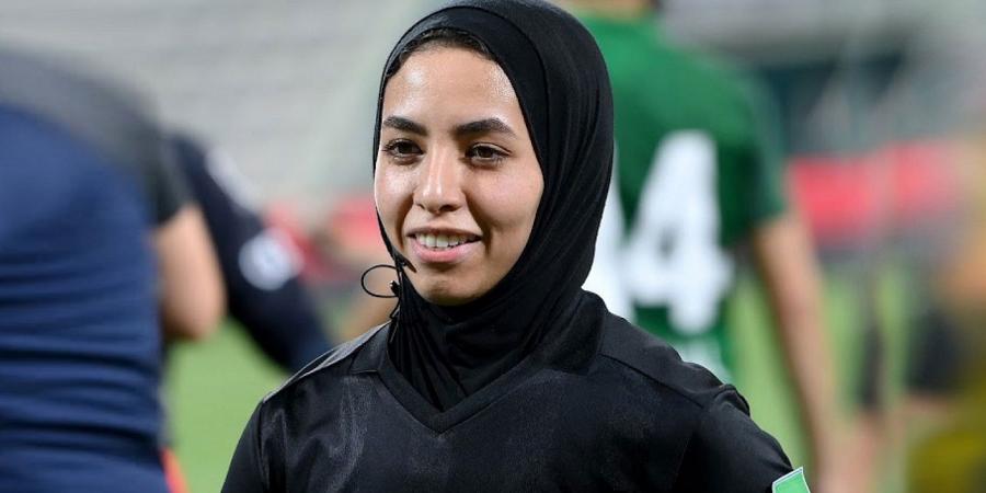 أمل جمال ضمن طاقم نهائي الكأس بين شباب الأهلي والشارقة - عرب فايف