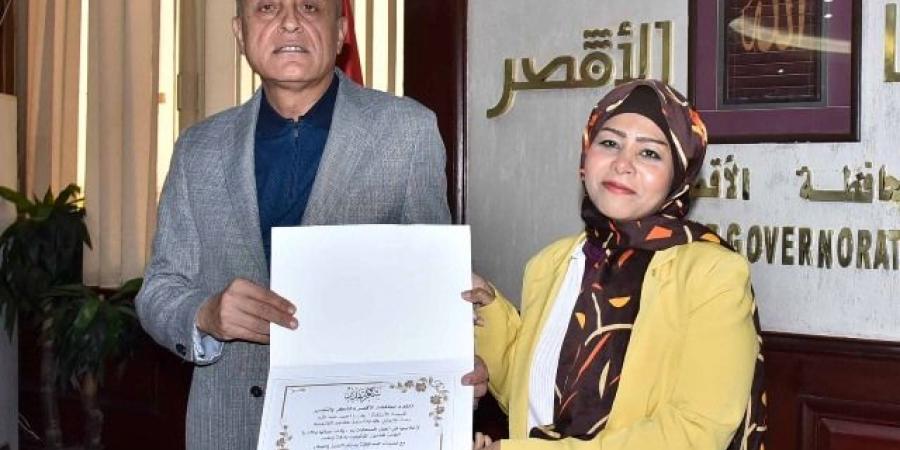 محافظ الأقصر يكرم الموظفين المتميزين بإدارة الشئون القانونية - عرب فايف