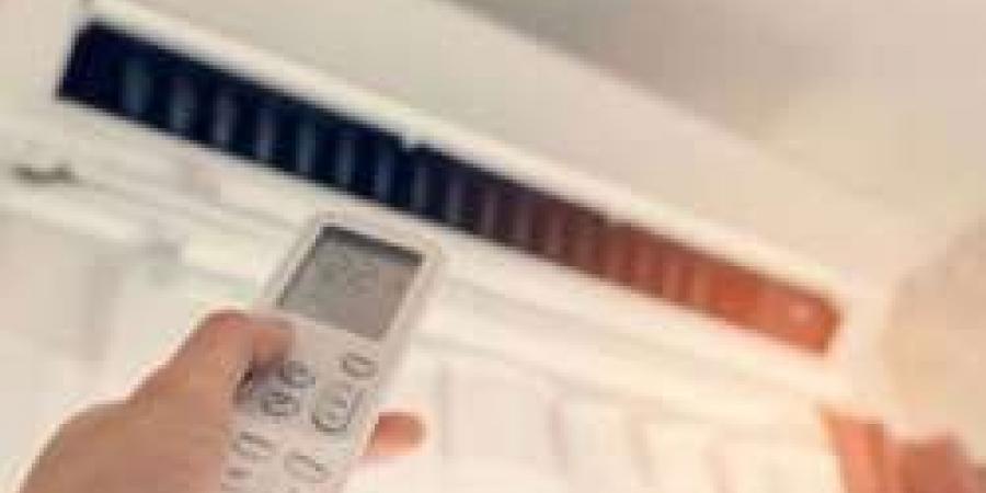 بالفيديو.. شاهد الدرجة المثالية لضبط المكيف أثناء النوم "مختص يوضح" - عرب فايف