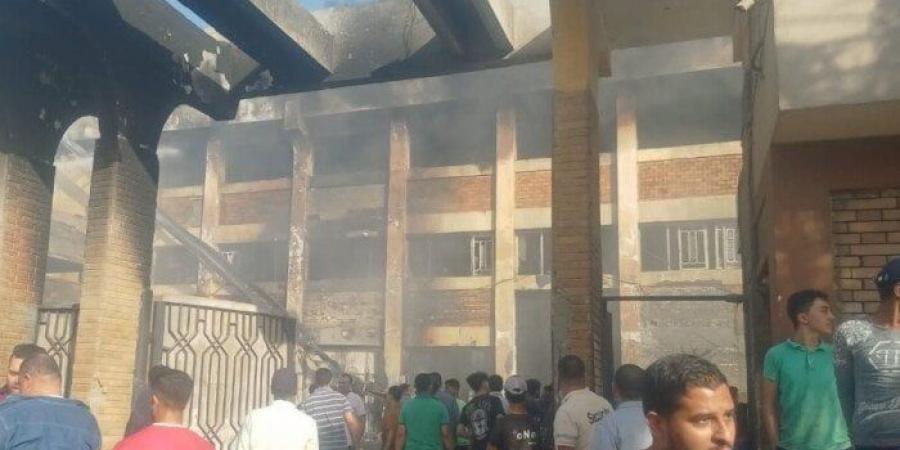 إصابة 5 أشخاص بالاختناق إثر حريق مصنع أكتوبر والدفع بـ 27 سيارة إطفاء - عرب فايف