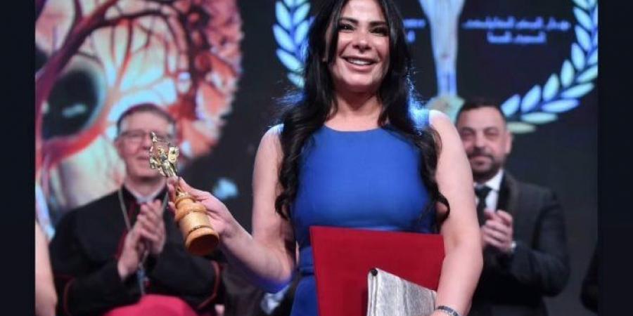 منى زكي عن فيلم رحلة 404: فيلم يجسد رحلة استثنائية وتكريمي عنه أعتز به - عرب فايف