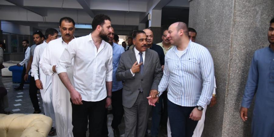 محافظ مطروح يتفقد مستشفي رأس الحكمة - عرب فايف