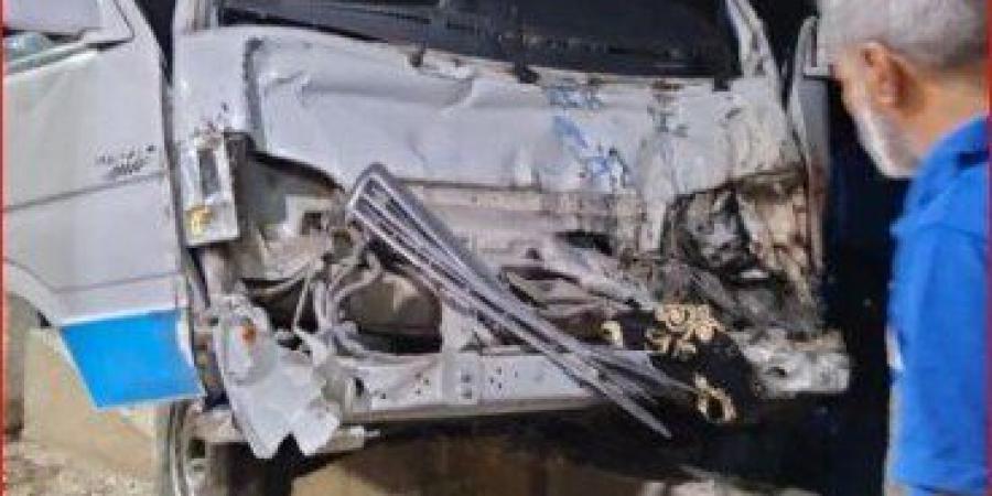 كثافات مرورية أعلى الطريق الأوسطي إثر تصادم سيارة نقل تريلا مع ميكروباص - عرب فايف