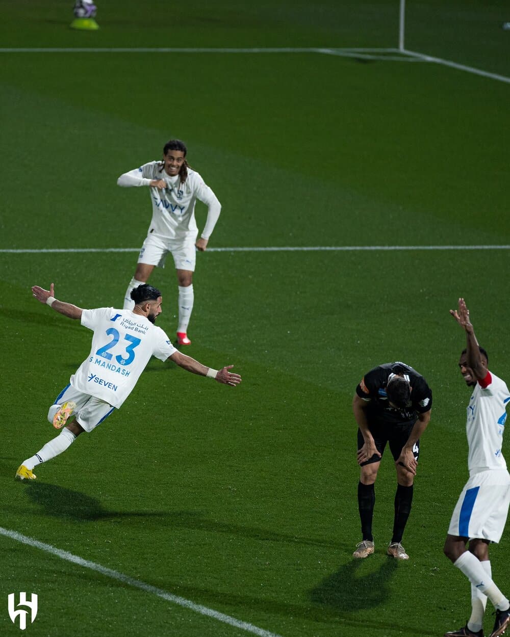 الهلال يحقق فوزاً مثيراً بخماسية على ملعب الشباب ويعود بقوة للمنافسة