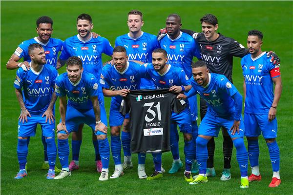 الهلال يفرض سيطرته بثلاثية في شوط أول مثير أمام الشباب